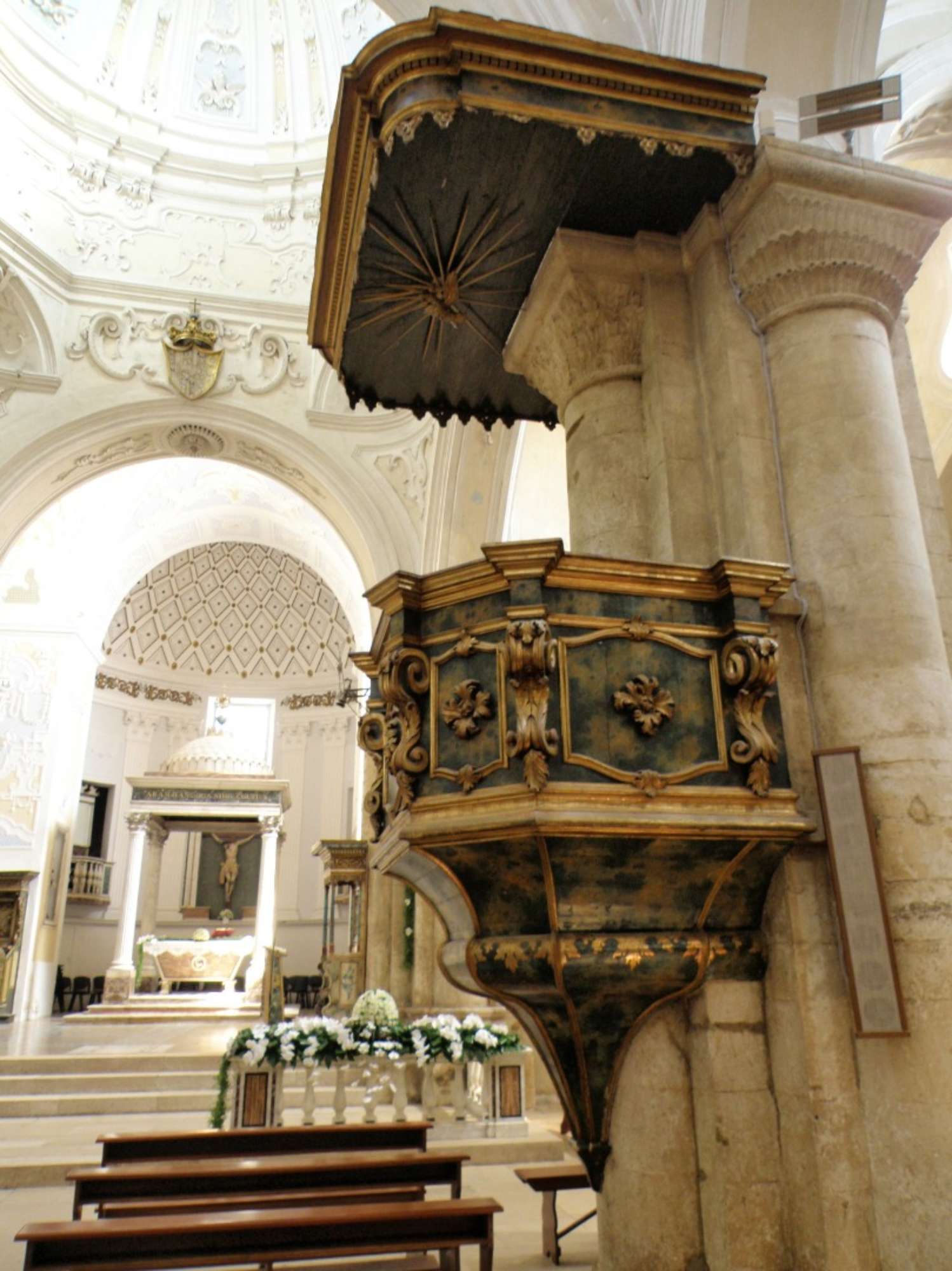 pulpito ligneo